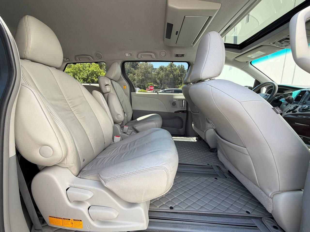 Toyota Sienna XLE 8-Passenger 2011