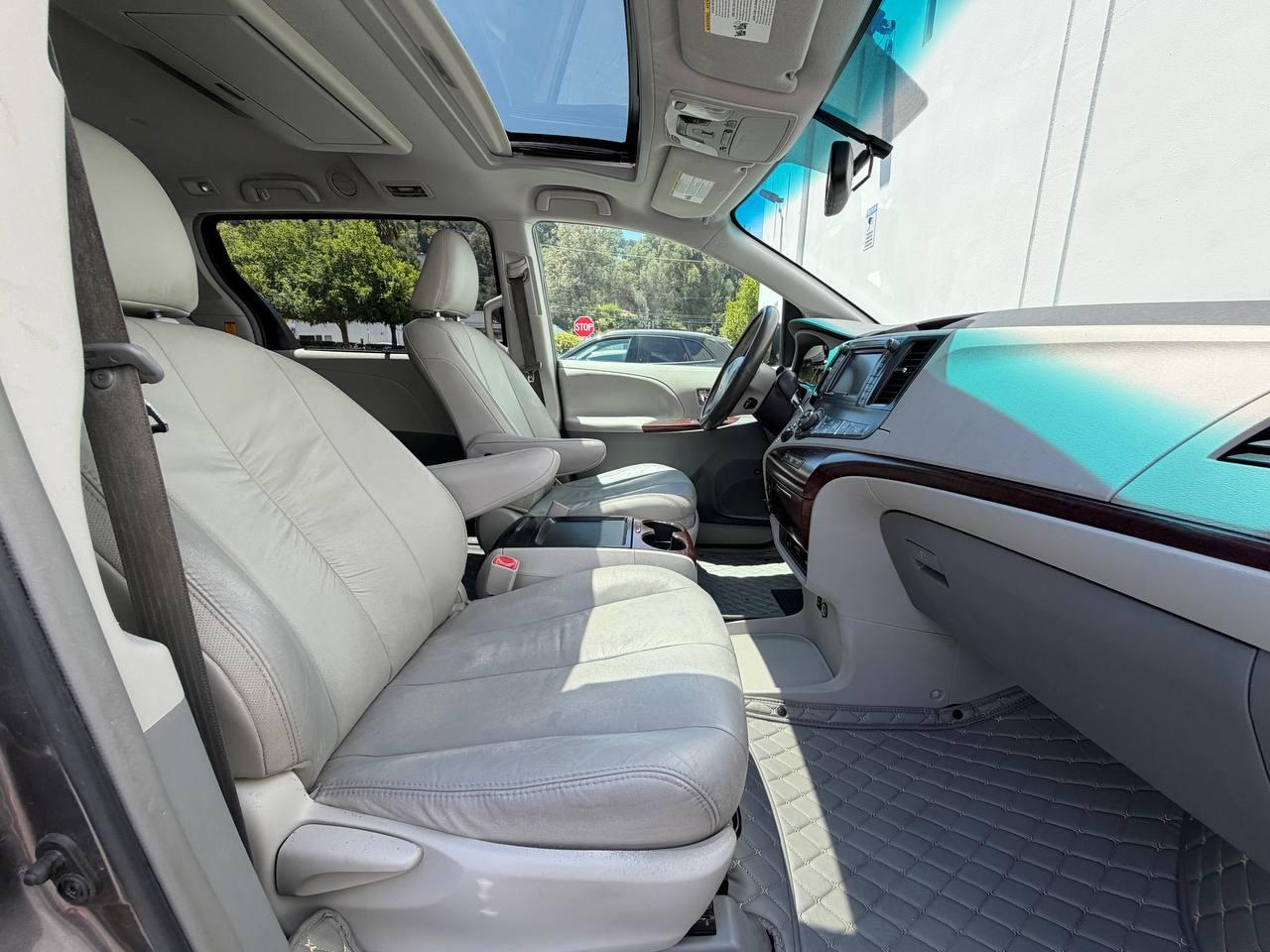 Toyota Sienna XLE 8-Passenger 2011