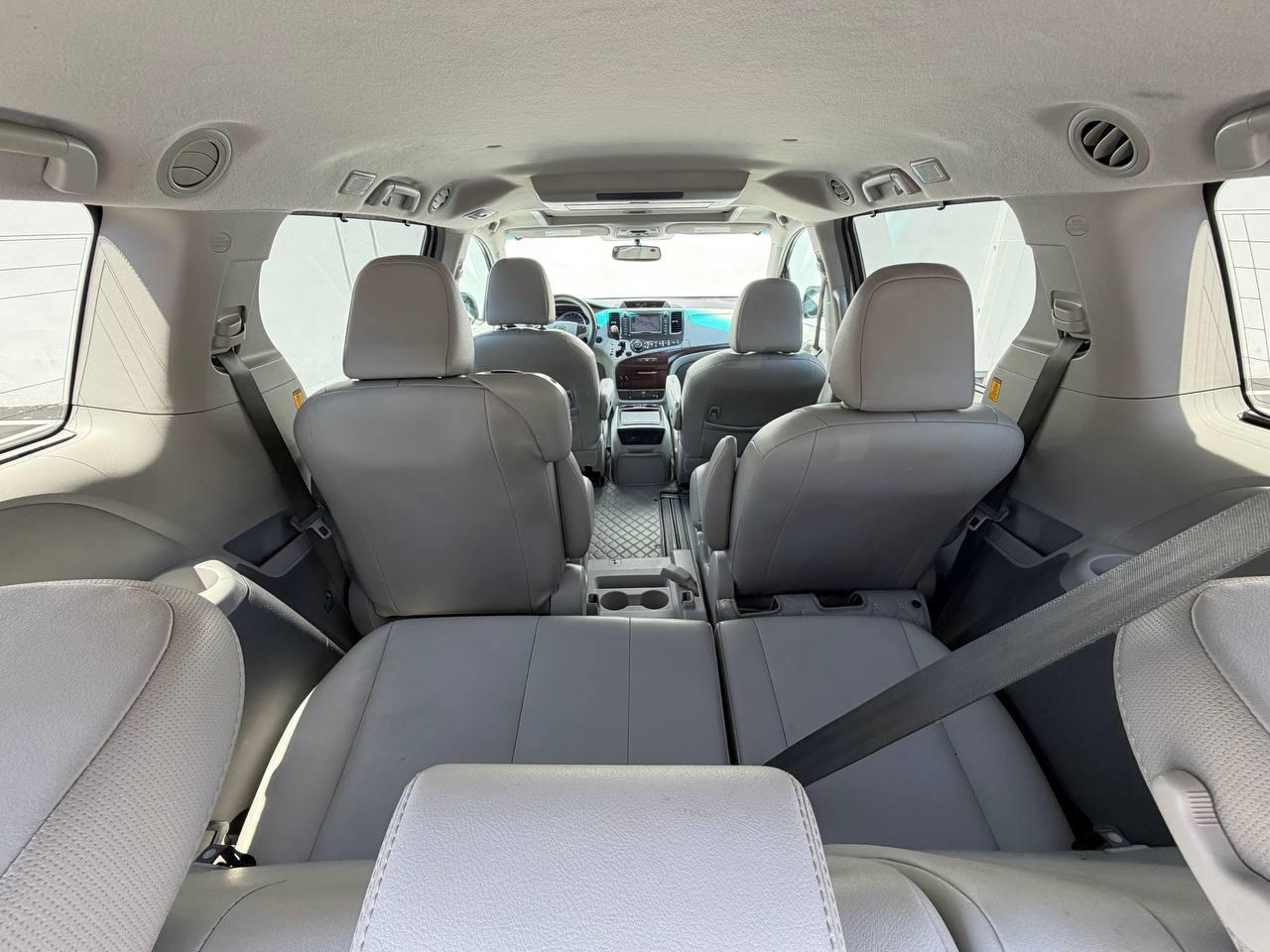 Toyota Sienna XLE 8-Passenger 2011