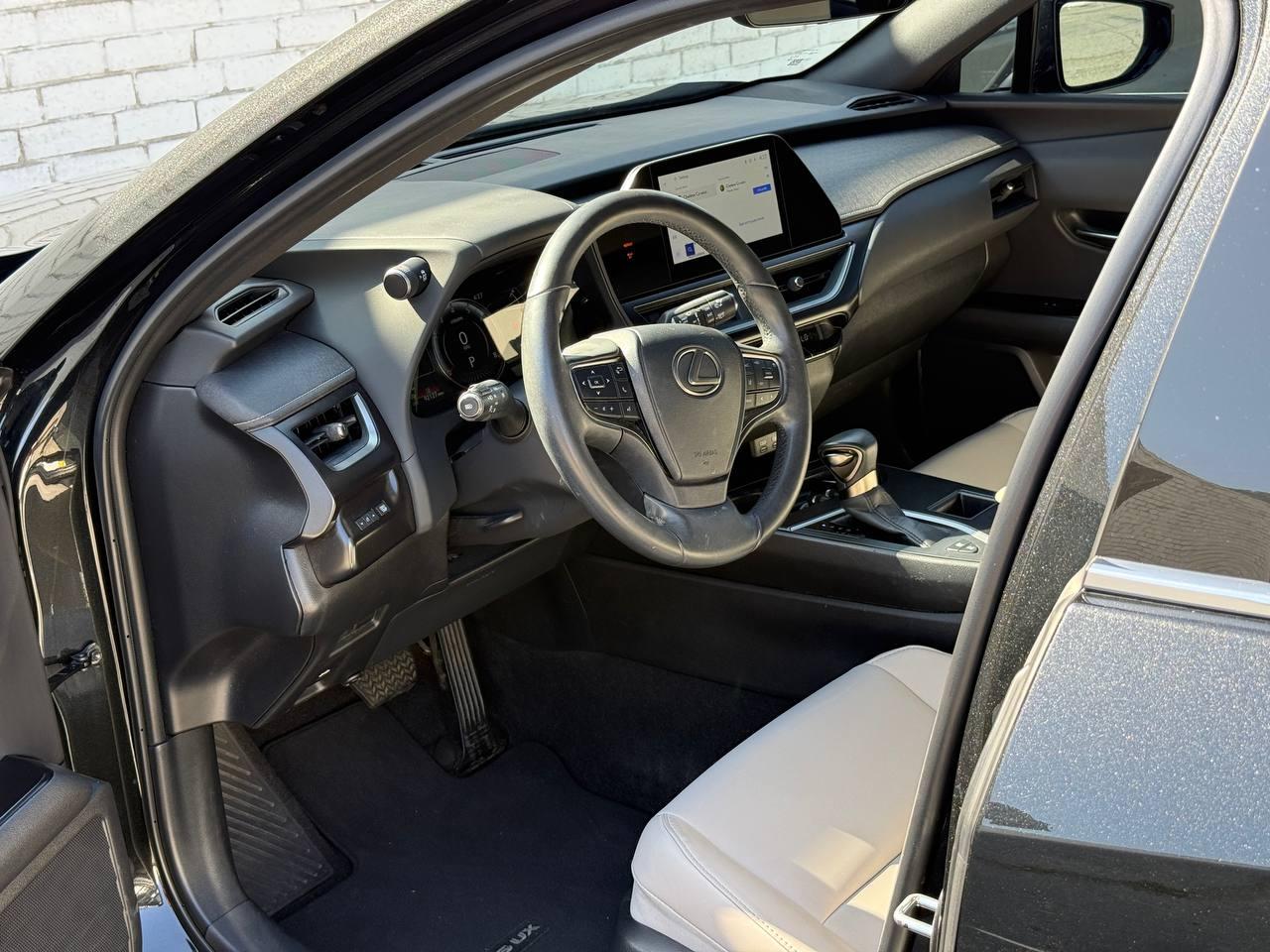 Lexus UX 250h  2023