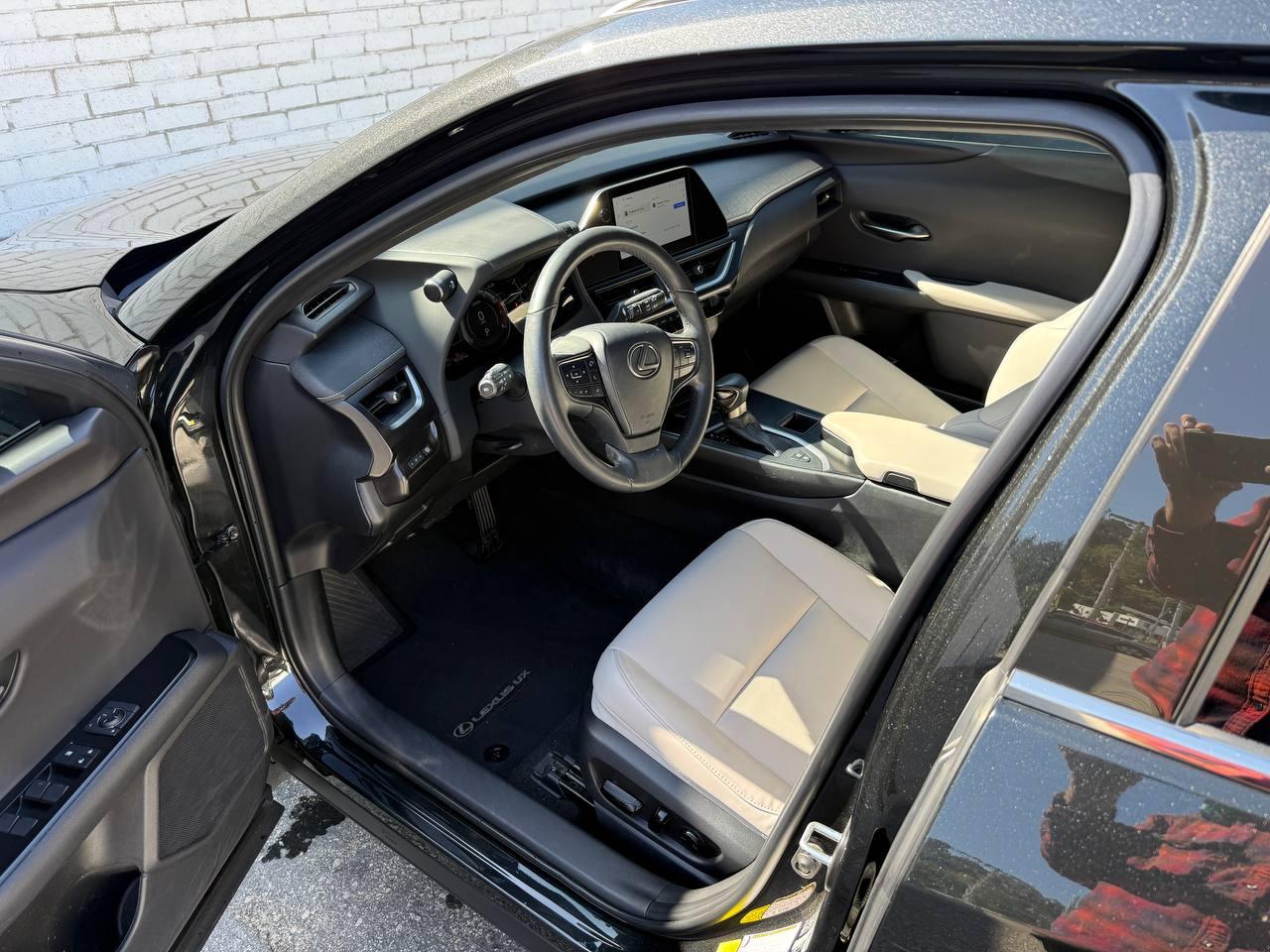 Lexus UX 250h  2023