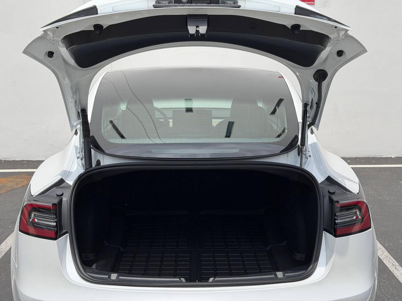 Tesla Model 3  2023