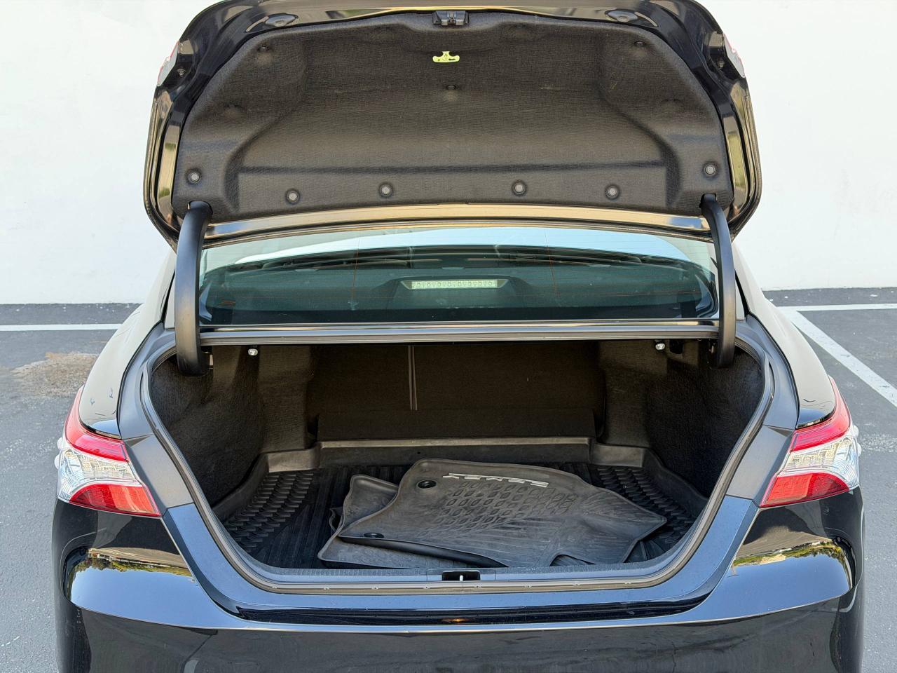 Toyota Camry Hybrid XLE 2019