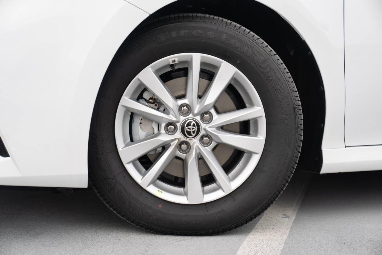 Toyota Camry Hybrid LE 2026