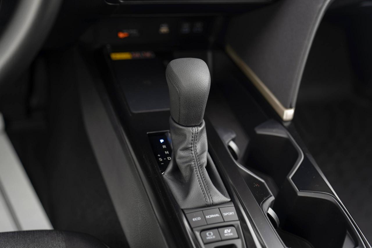 Toyota Camry Hybrid LE 2026