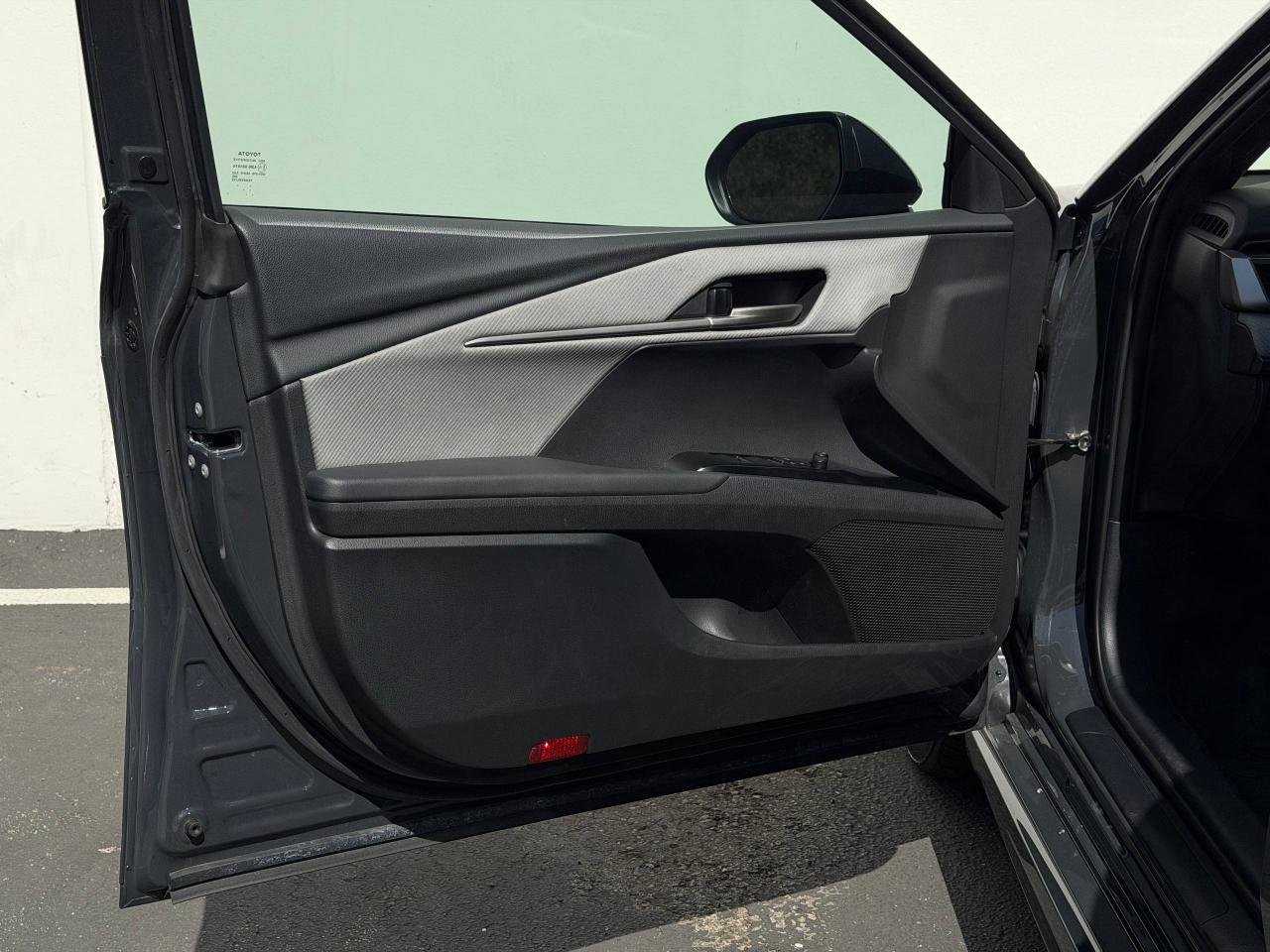 Toyota Camry Hybrid SE 2025