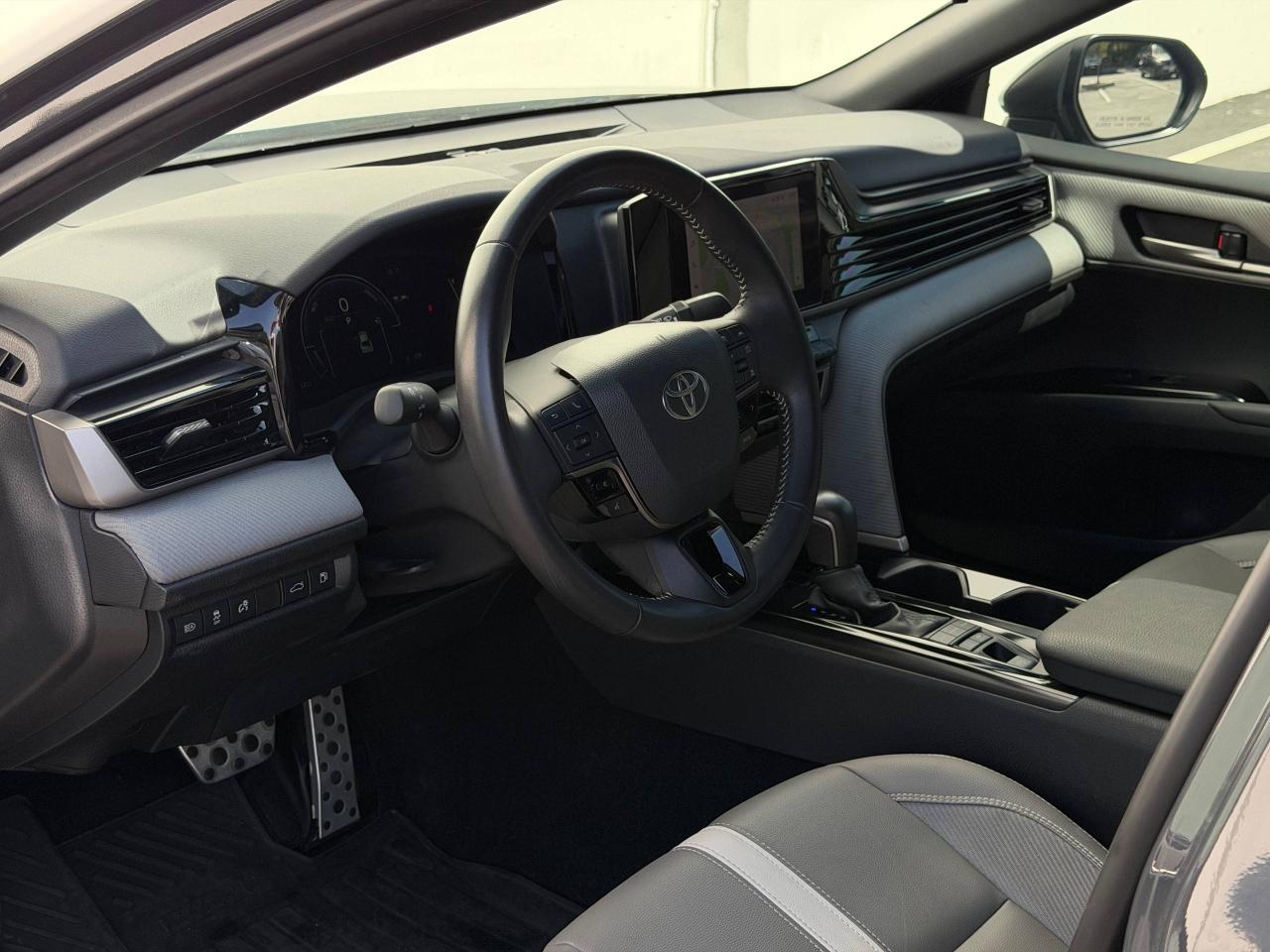 Toyota Camry Hybrid SE 2025