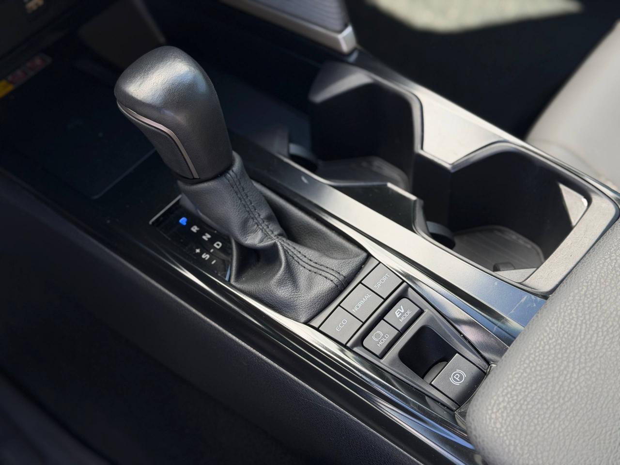 Toyota Camry Hybrid SE 2025