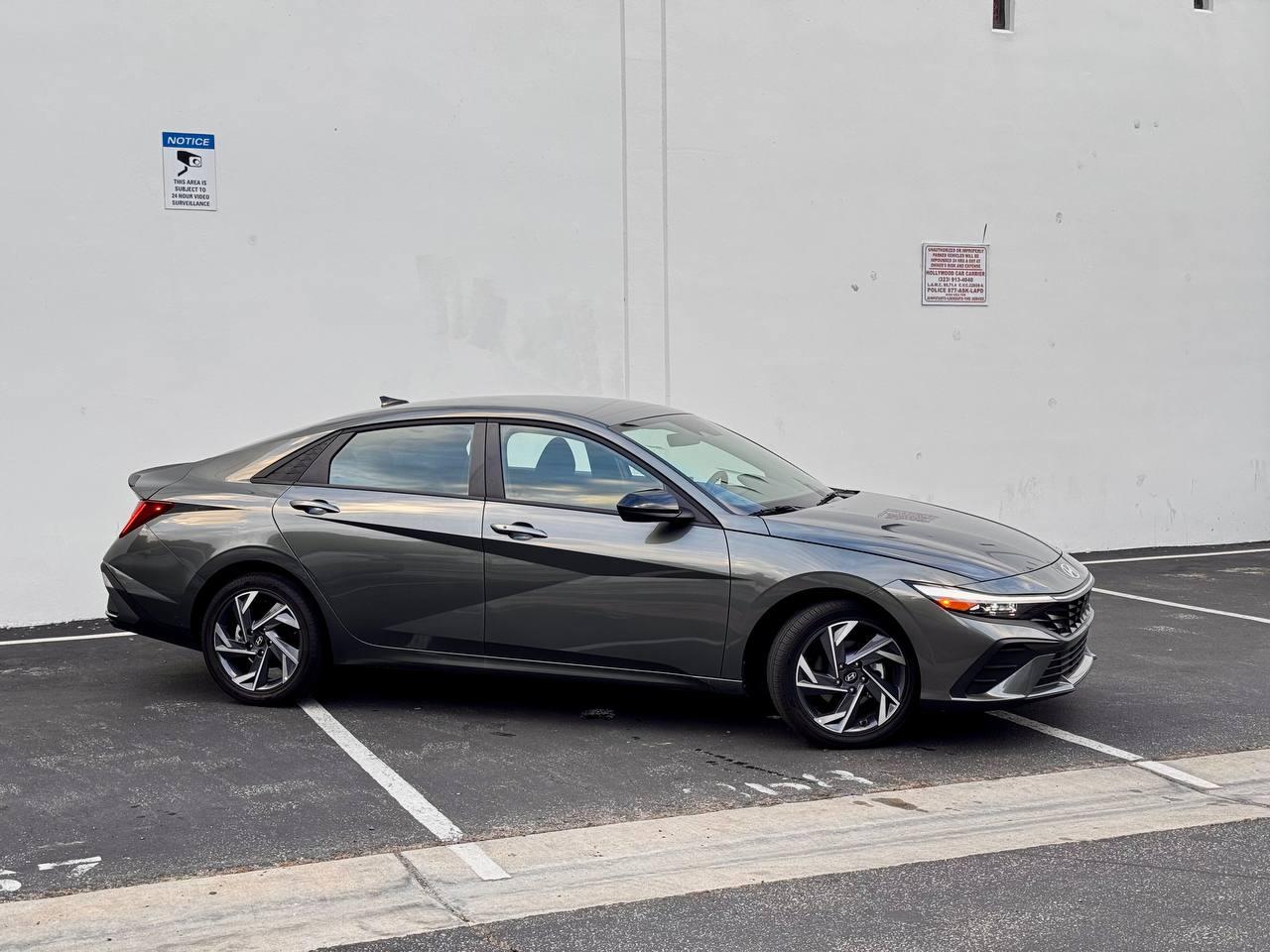 Hyundai Elantra Hybrid Blue 2025