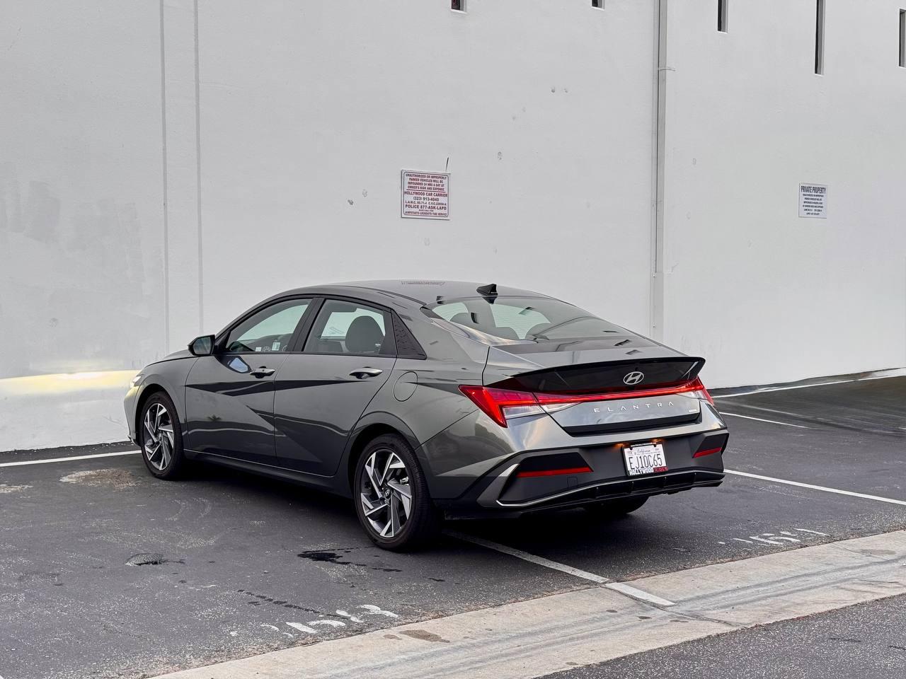 Hyundai Elantra Hybrid Blue 2025