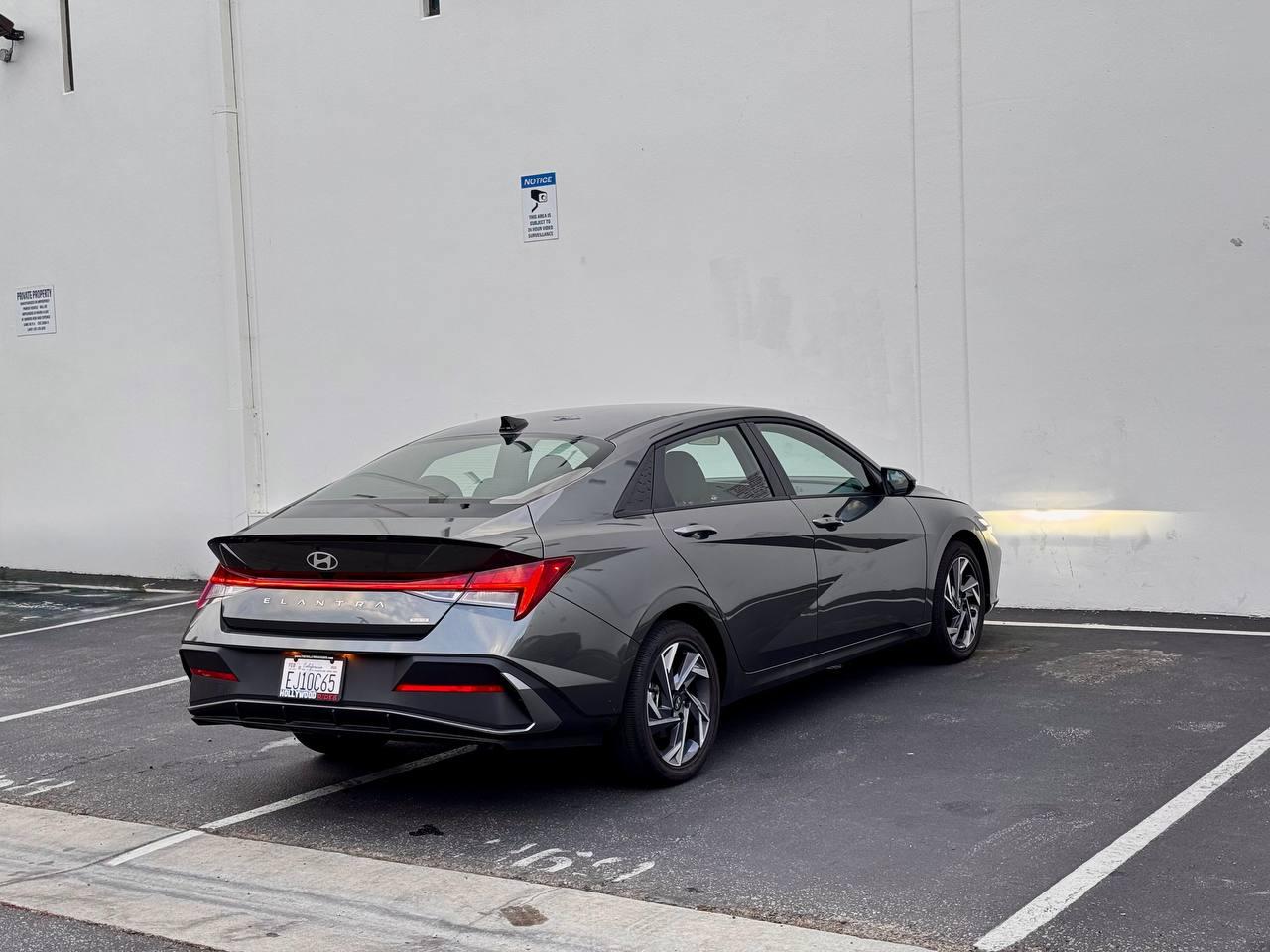 Hyundai Elantra Hybrid Blue 2025