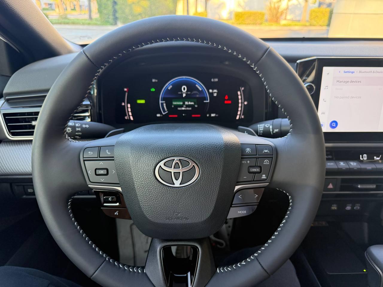 Toyota Camry Hybrid SE 2025
