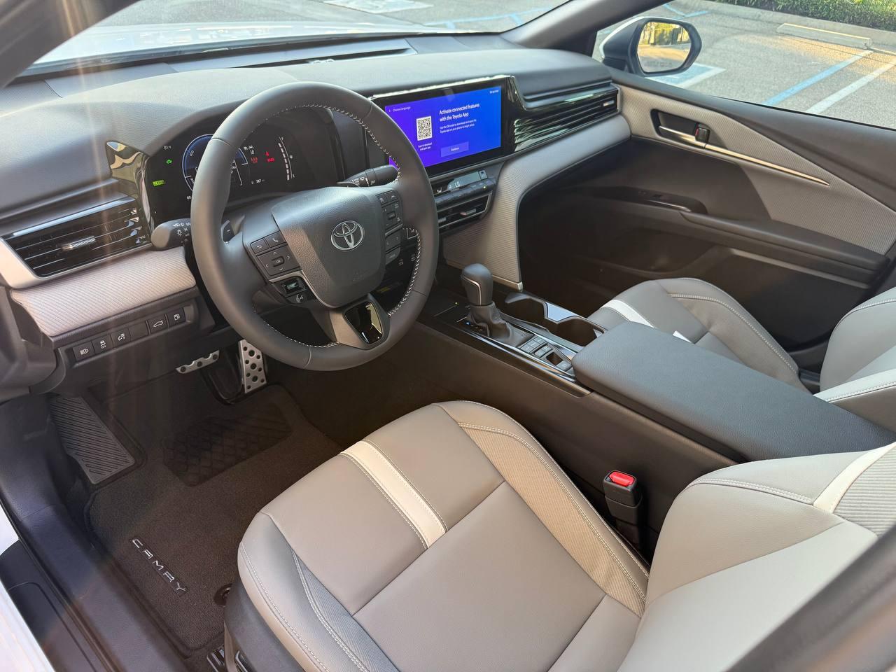 Toyota Camry Hybrid SE 2025
