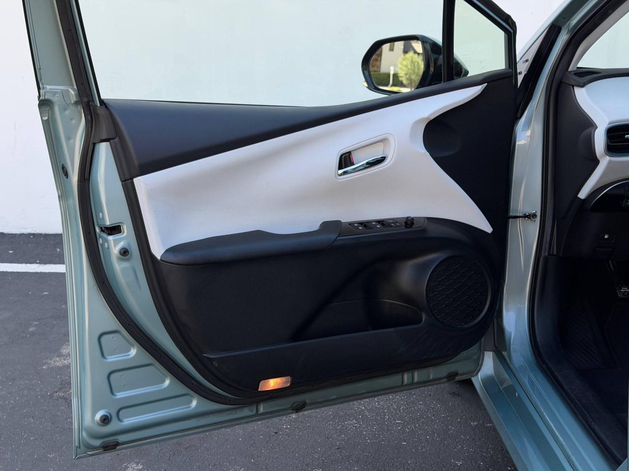 Toyota Prius Two Eco 2016
