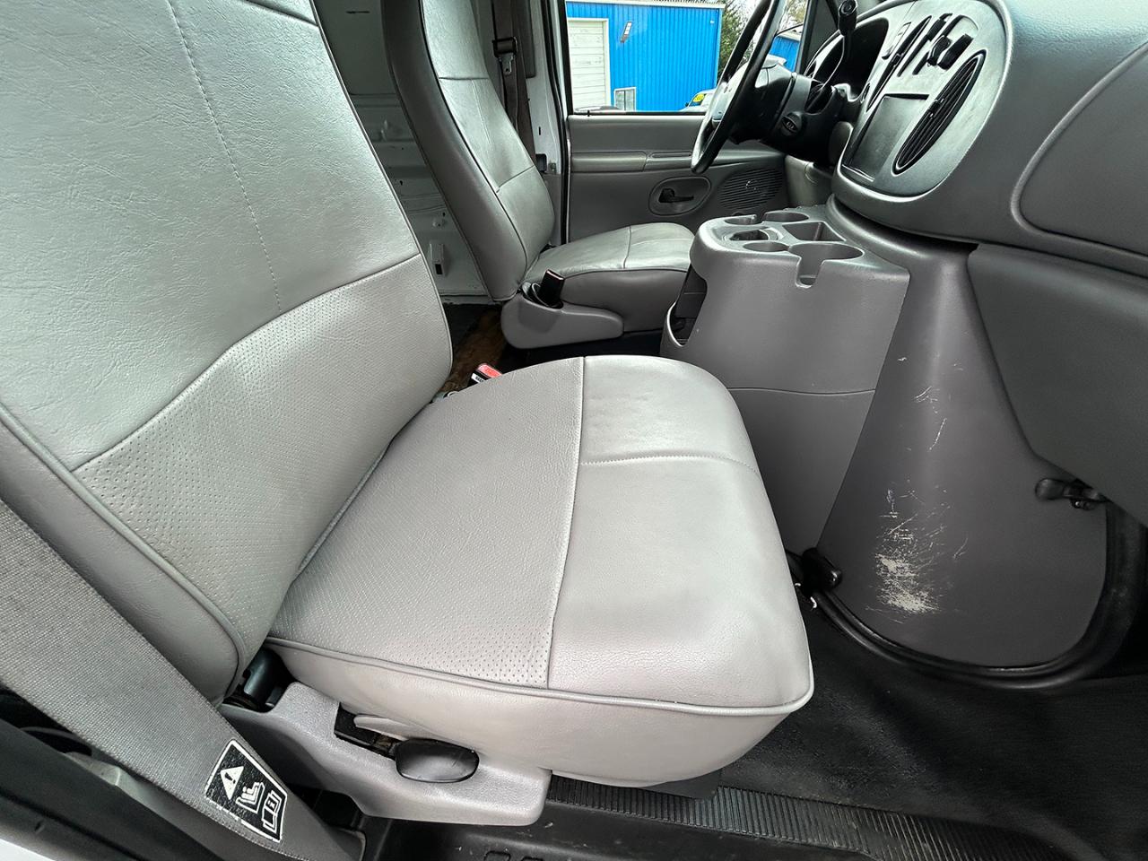 Ford Econoline Cargo Van E-150 1999