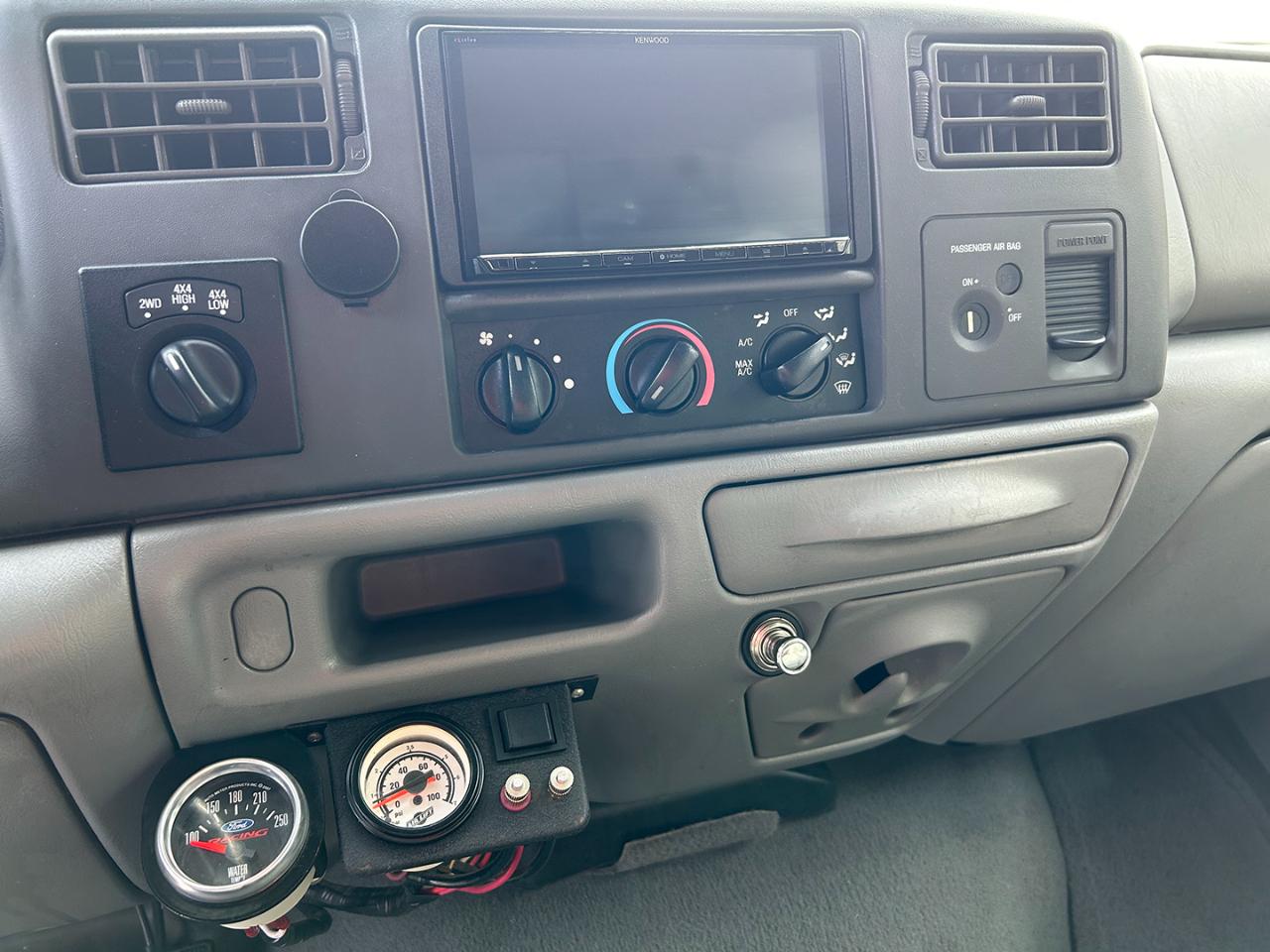 Ford Super Duty F-350 SRW Supercab 142" Lariat 4WD 2002