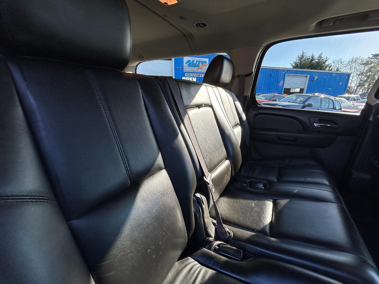 Chevrolet Suburban 4WD 4dr 1500 LT 2011