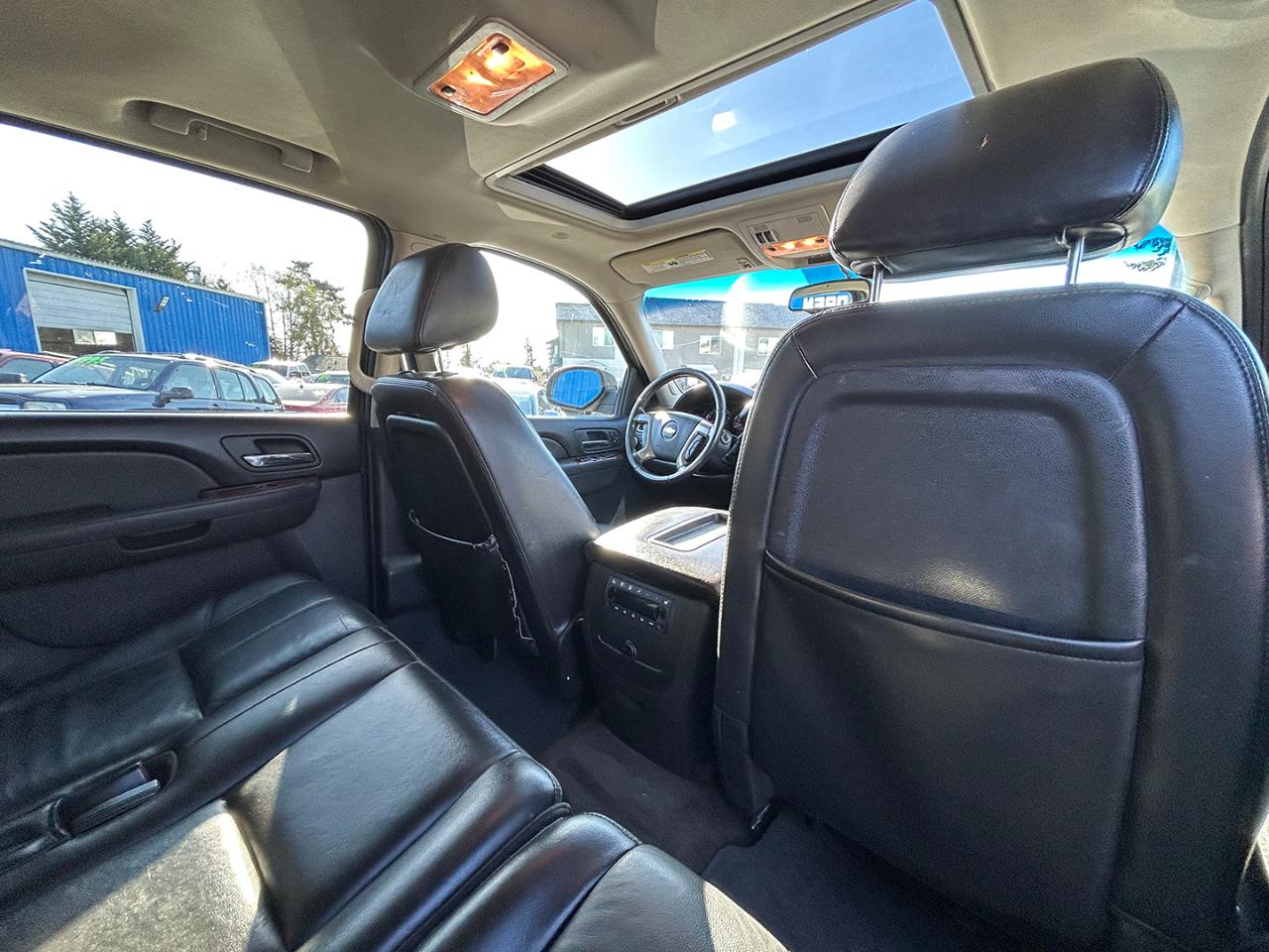 Chevrolet Suburban 4WD 4dr 1500 LT 2011