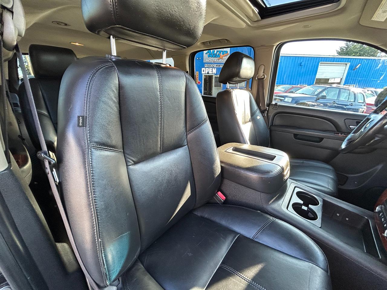 Chevrolet Suburban 4WD 4dr 1500 LT 2011