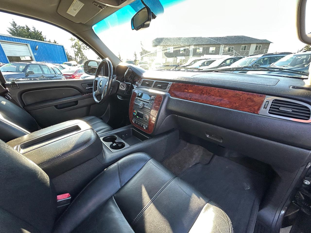 Chevrolet Suburban 4WD 4dr 1500 LT 2011