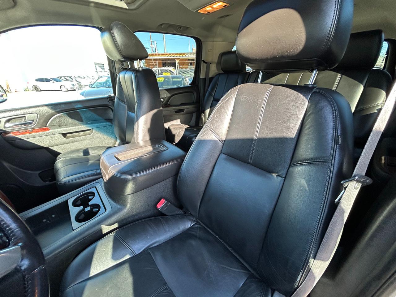 Chevrolet Suburban 4WD 4dr 1500 LT 2011