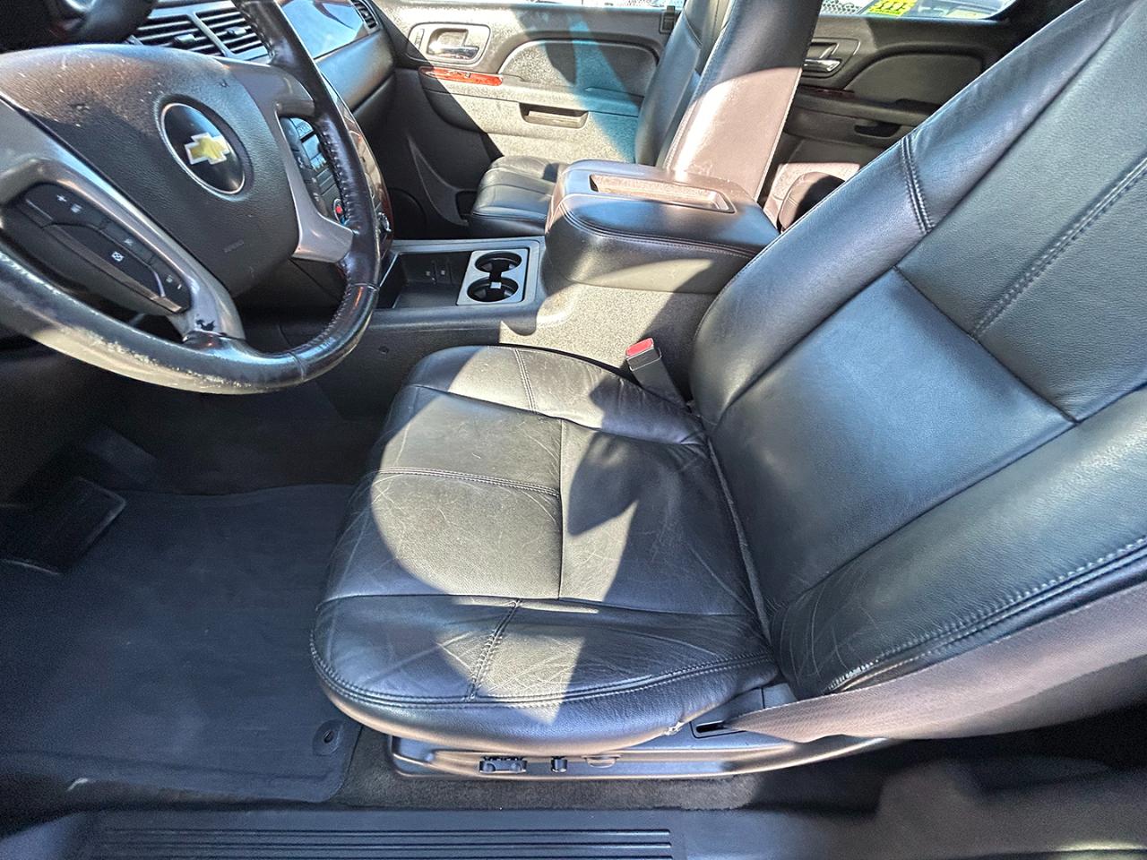 Chevrolet Suburban 4WD 4dr 1500 LT 2011