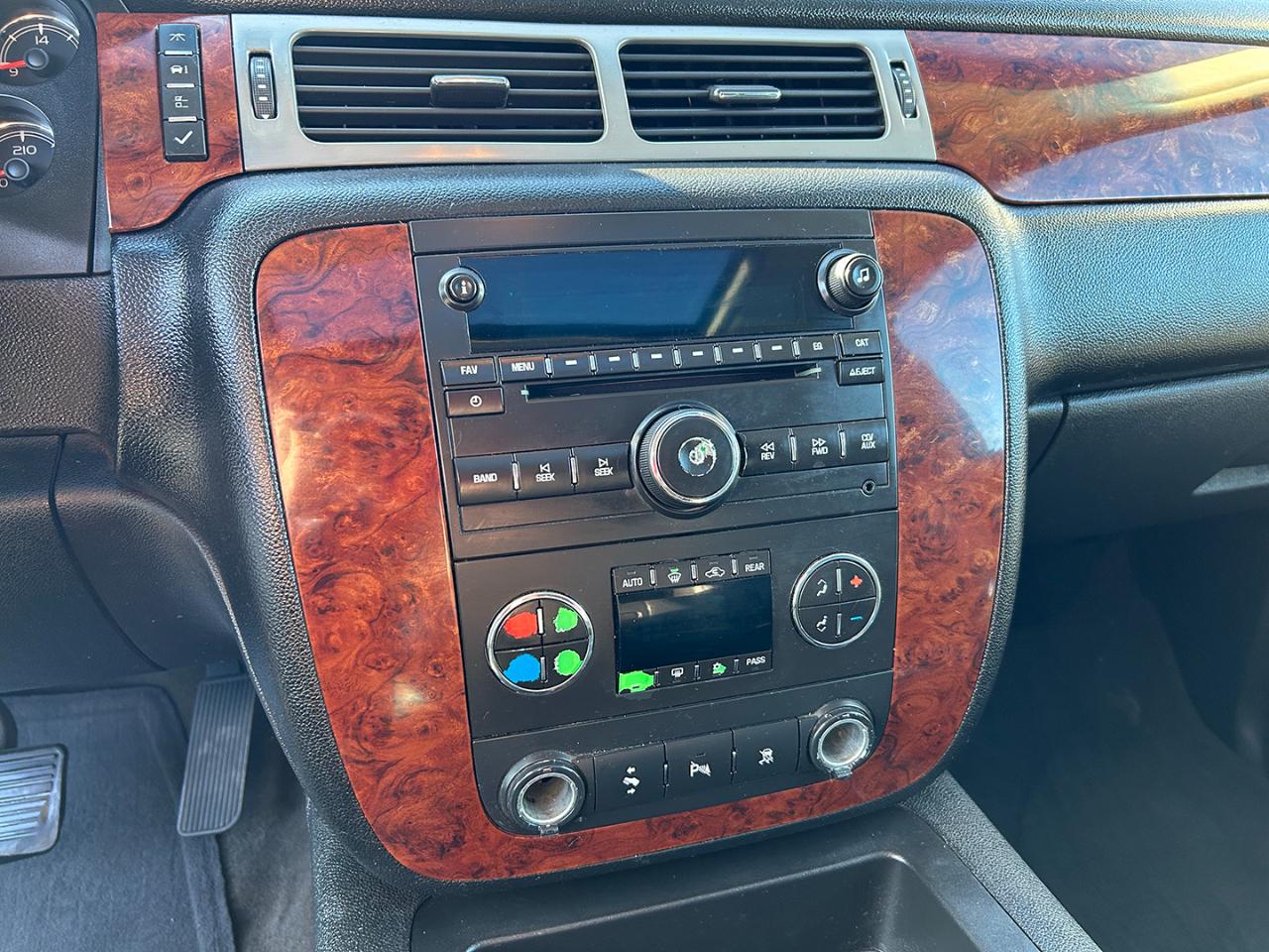 Chevrolet Suburban 4WD 4dr 1500 LT 2011