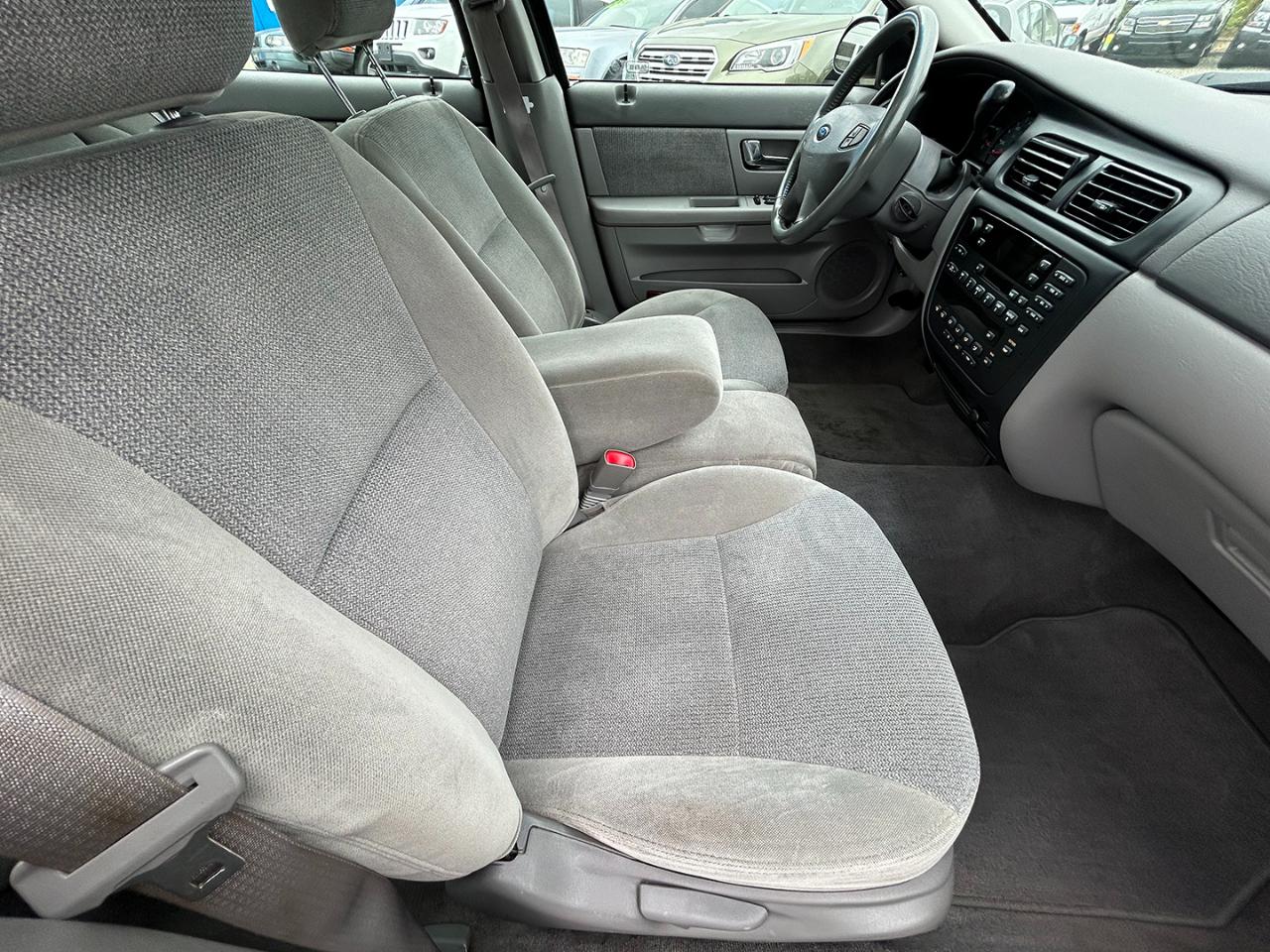 Ford Taurus 4dr Sdn SEL Deluxe 2002
