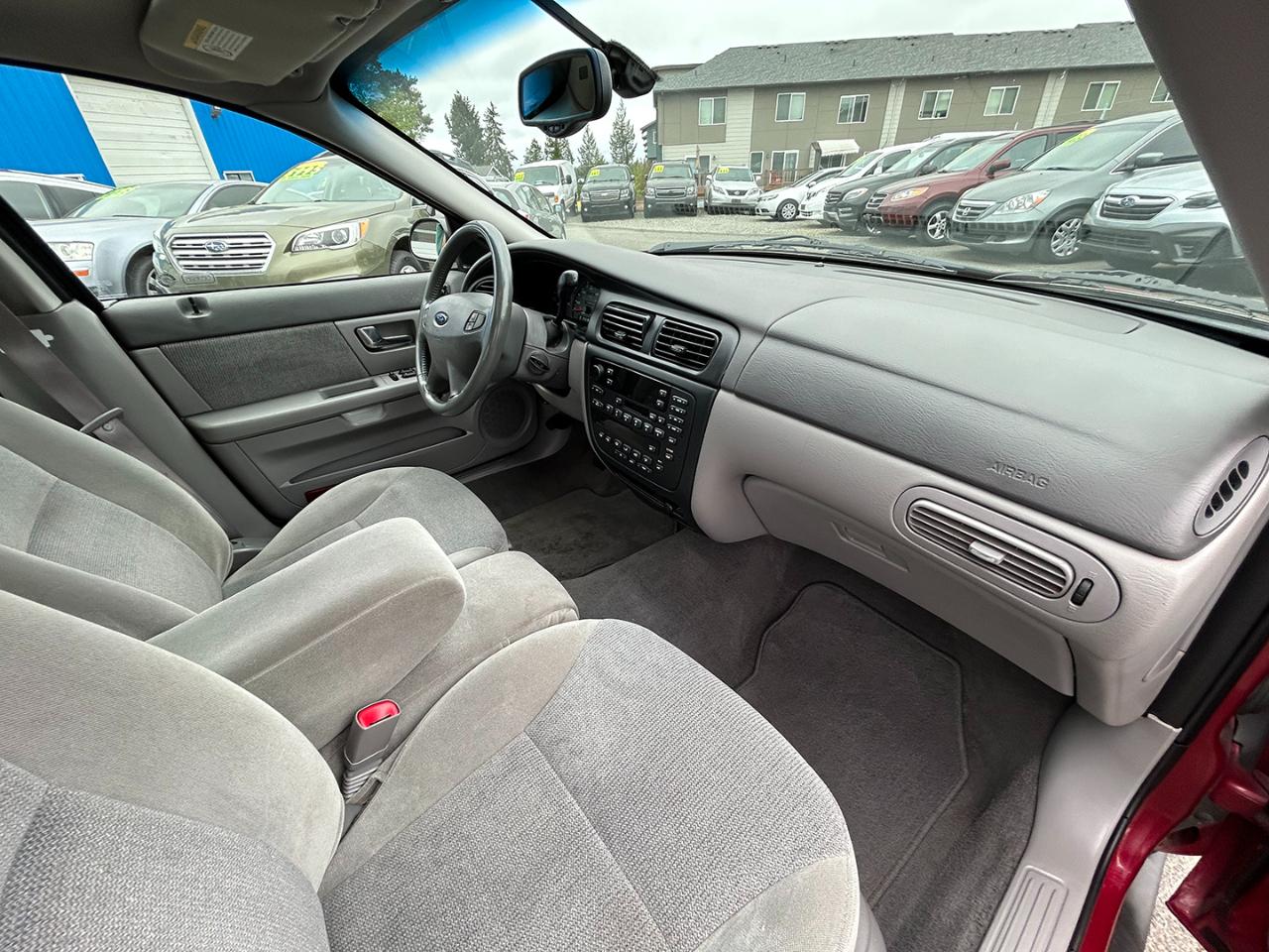 Ford Taurus 4dr Sdn SEL Deluxe 2002