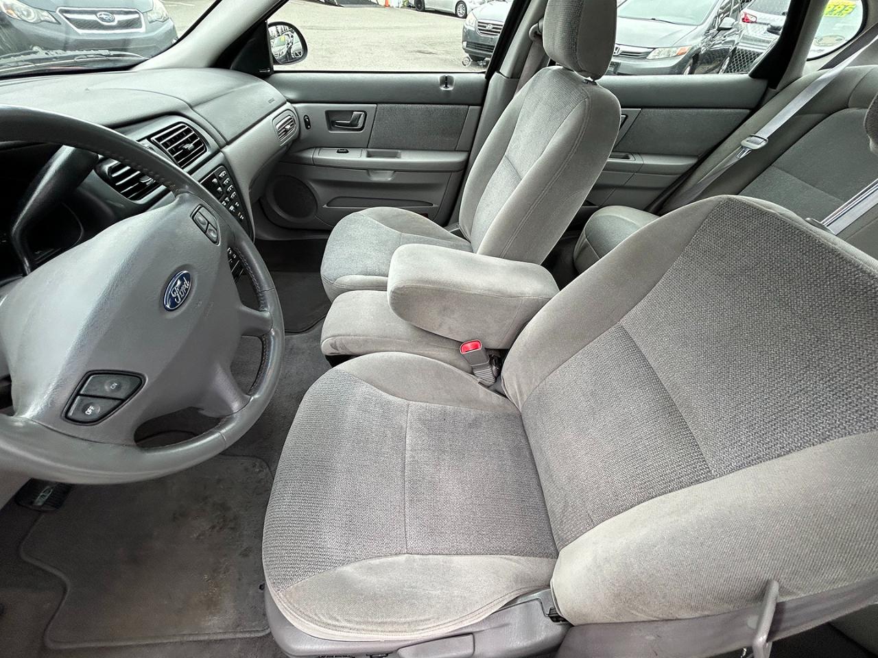 Ford Taurus 4dr Sdn SEL Deluxe 2002