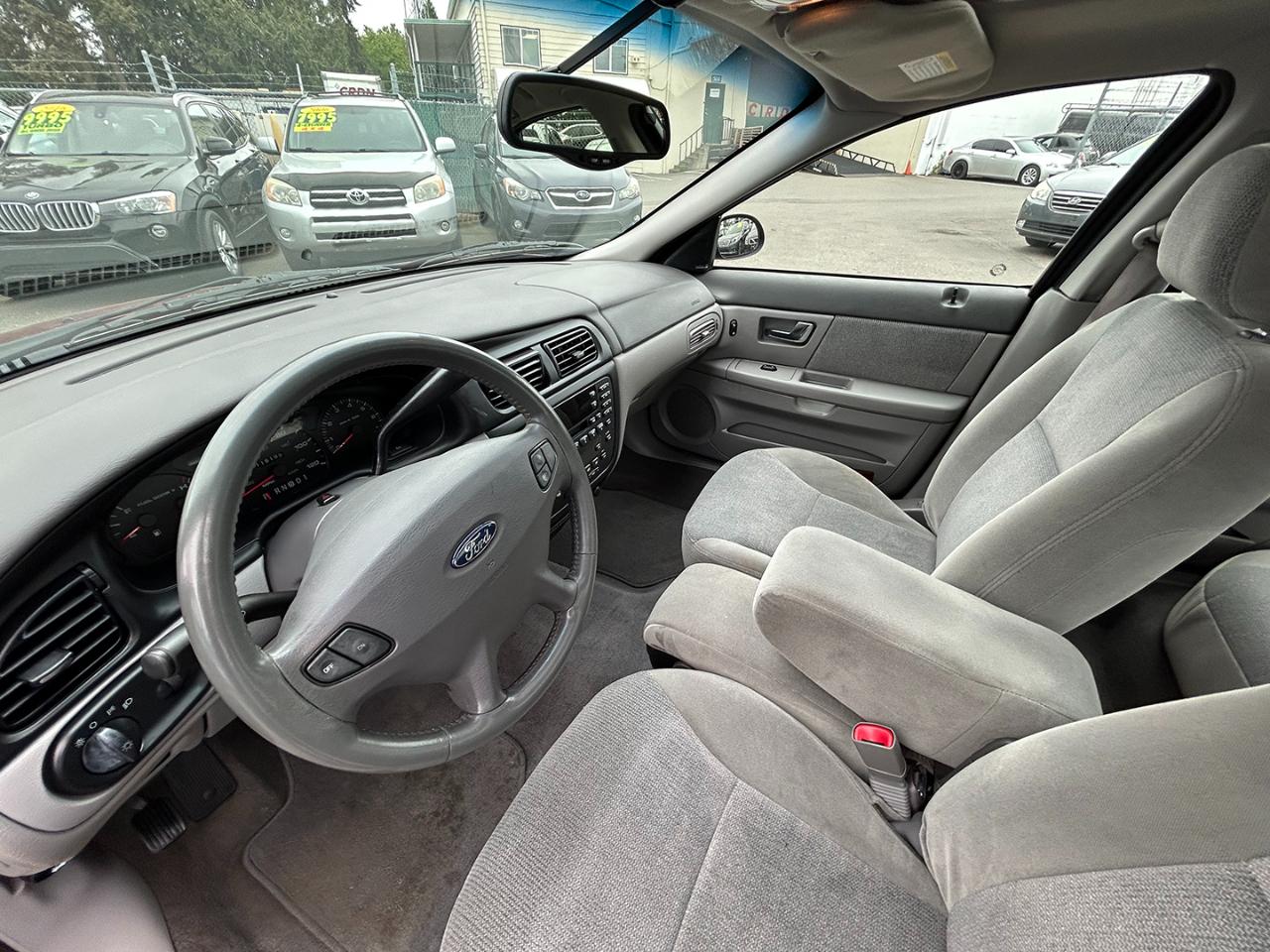 Ford Taurus 4dr Sdn SEL Deluxe 2002