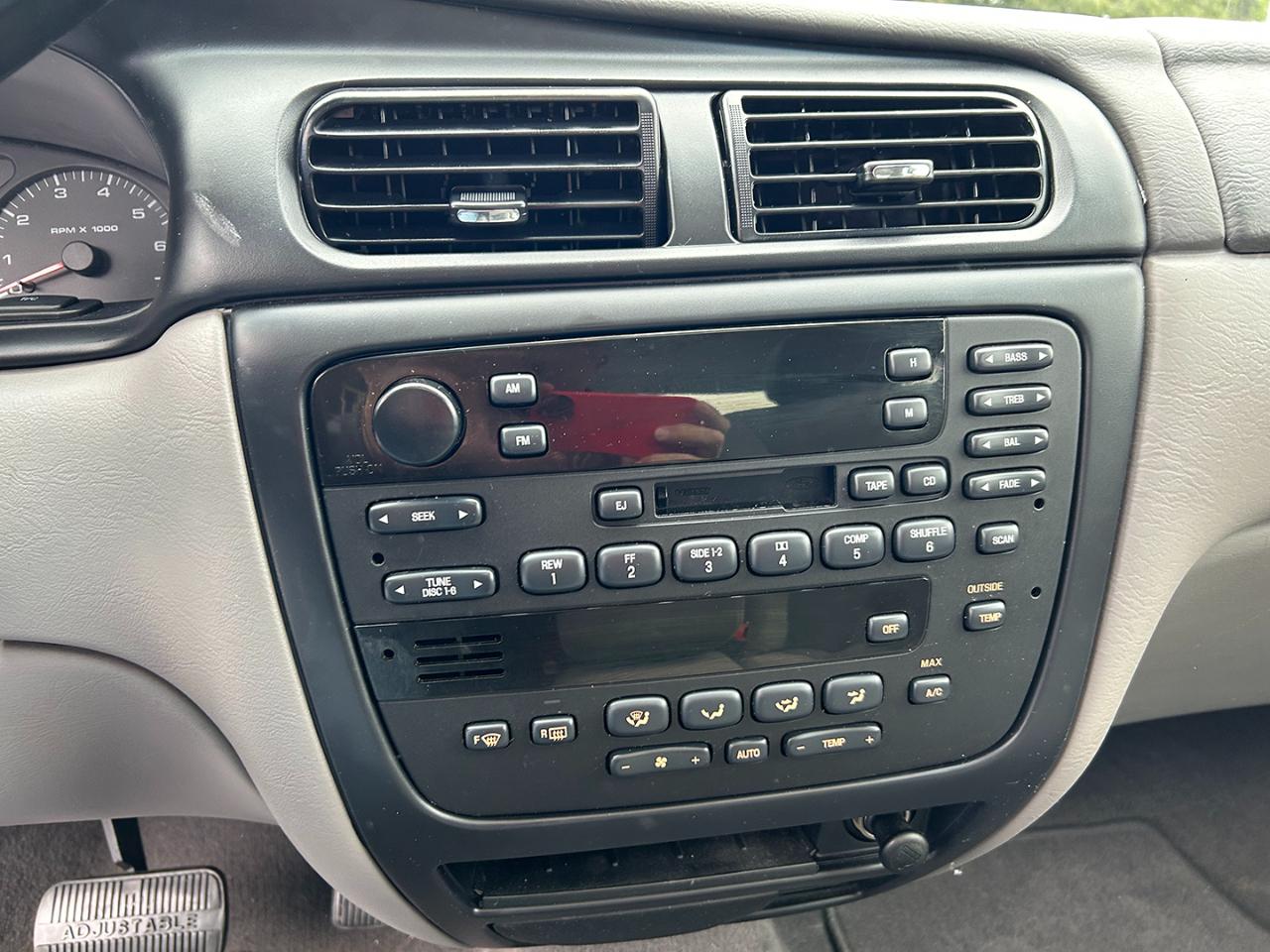 Ford Taurus 4dr Sdn SEL Deluxe 2002