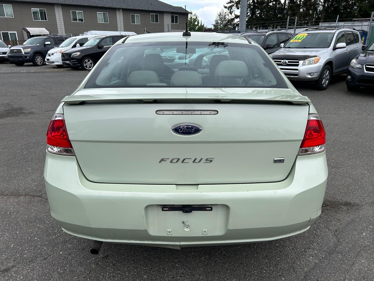 Ford Focus 4dr Sdn SE 2010