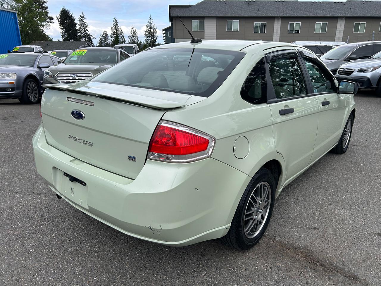 Ford Focus 4dr Sdn SE 2010