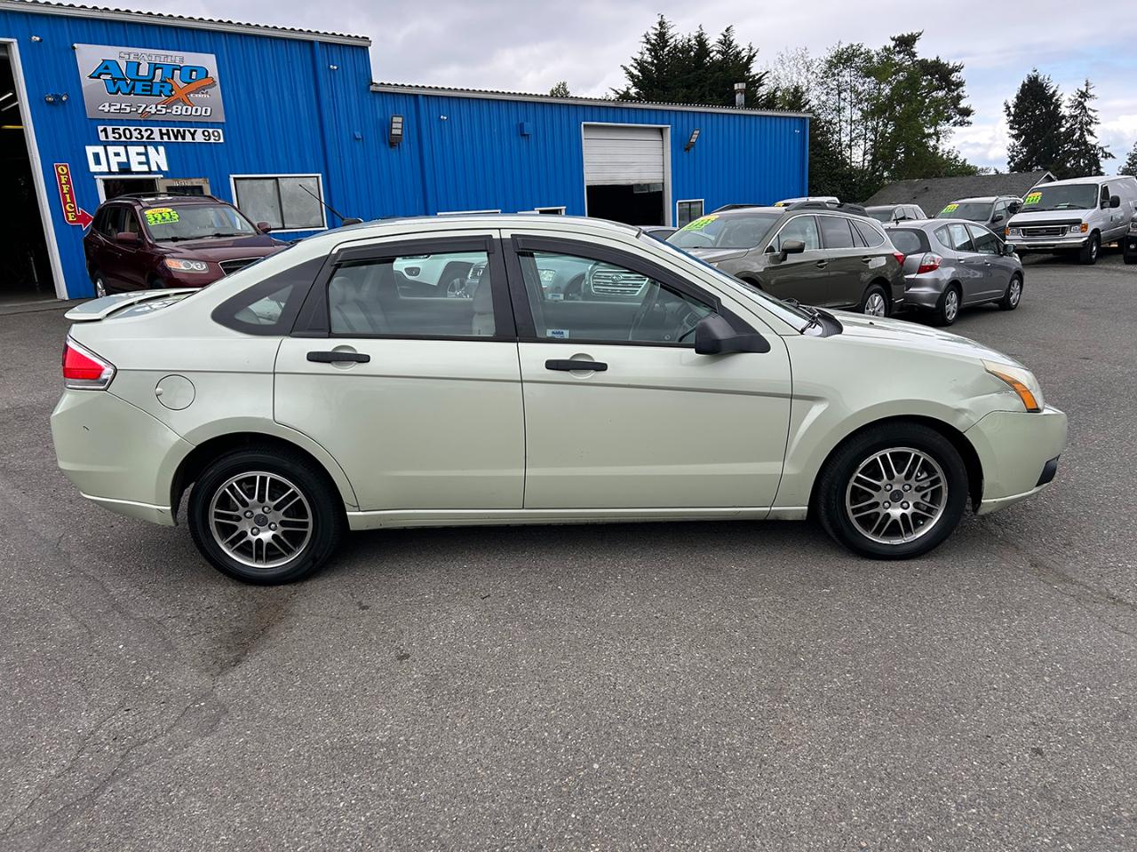 Ford Focus 4dr Sdn SE 2010