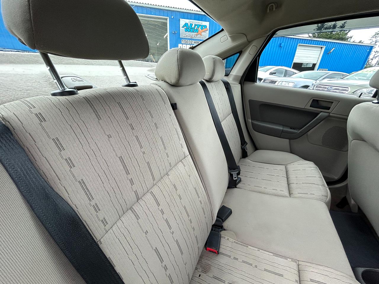 Ford Focus 4dr Sdn SE 2010