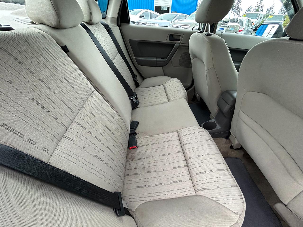 Ford Focus 4dr Sdn SE 2010