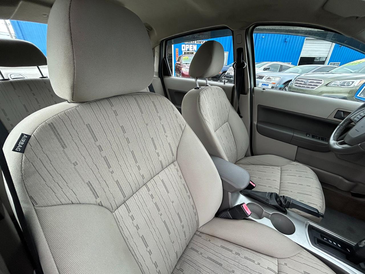 Ford Focus 4dr Sdn SE 2010