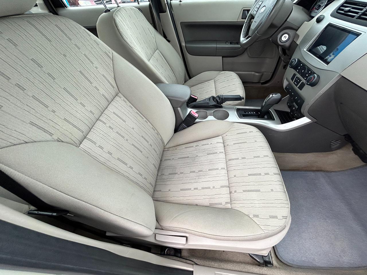 Ford Focus 4dr Sdn SE 2010
