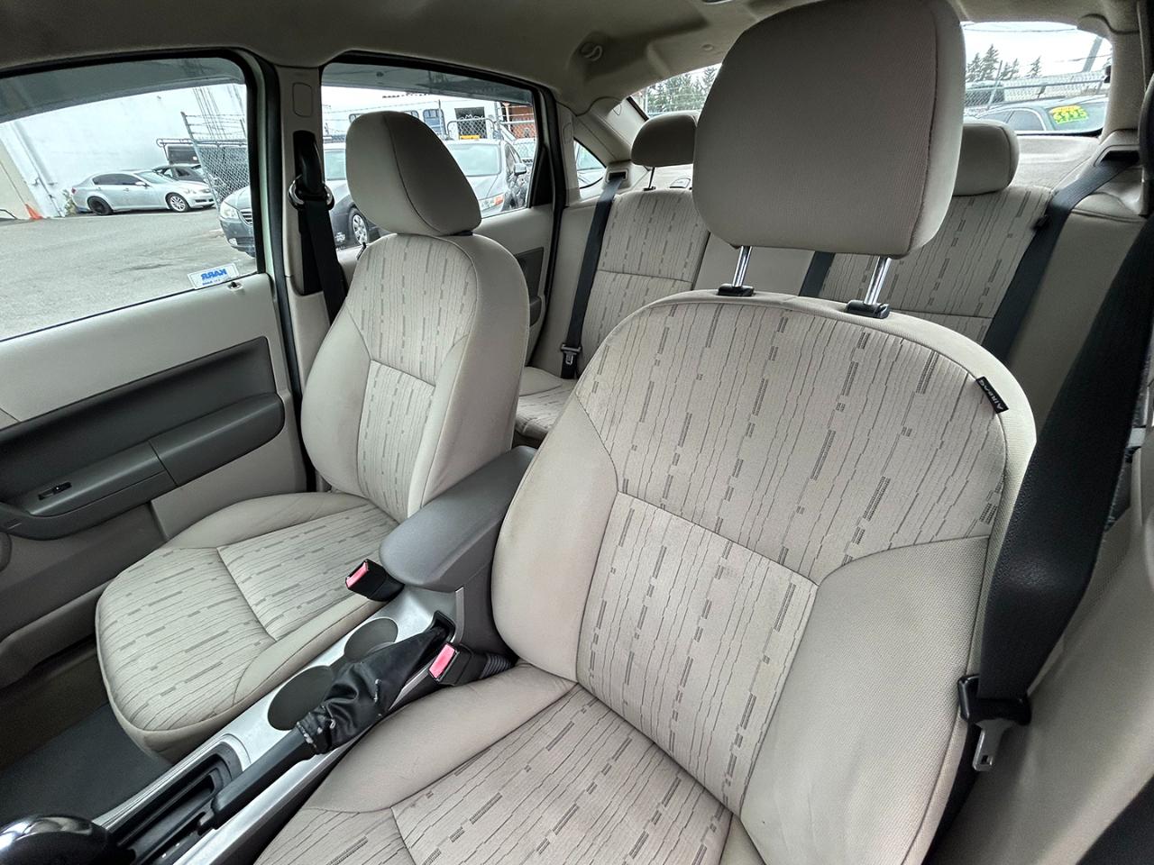Ford Focus 4dr Sdn SE 2010