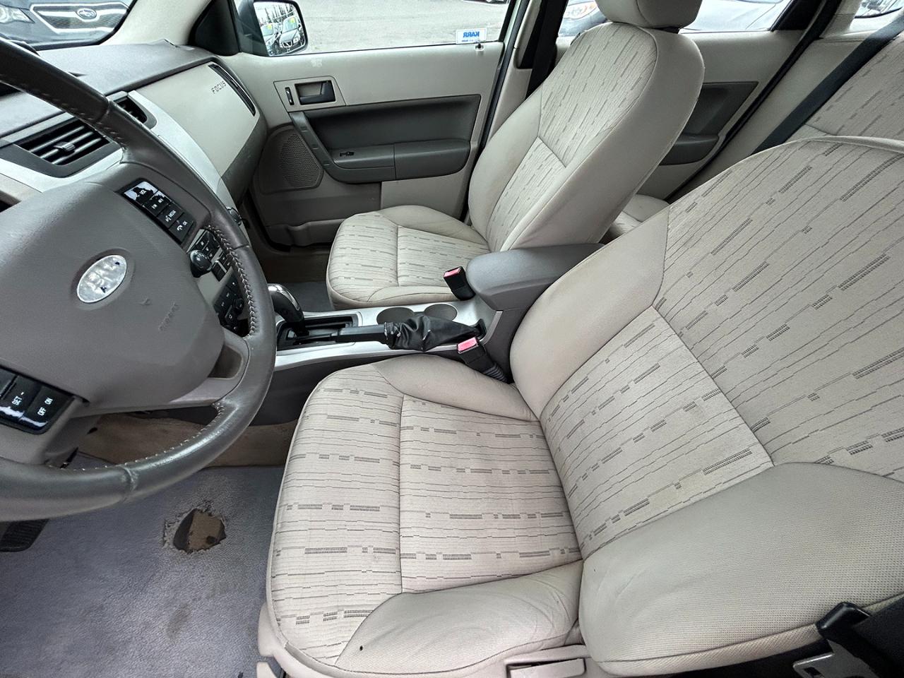 Ford Focus 4dr Sdn SE 2010
