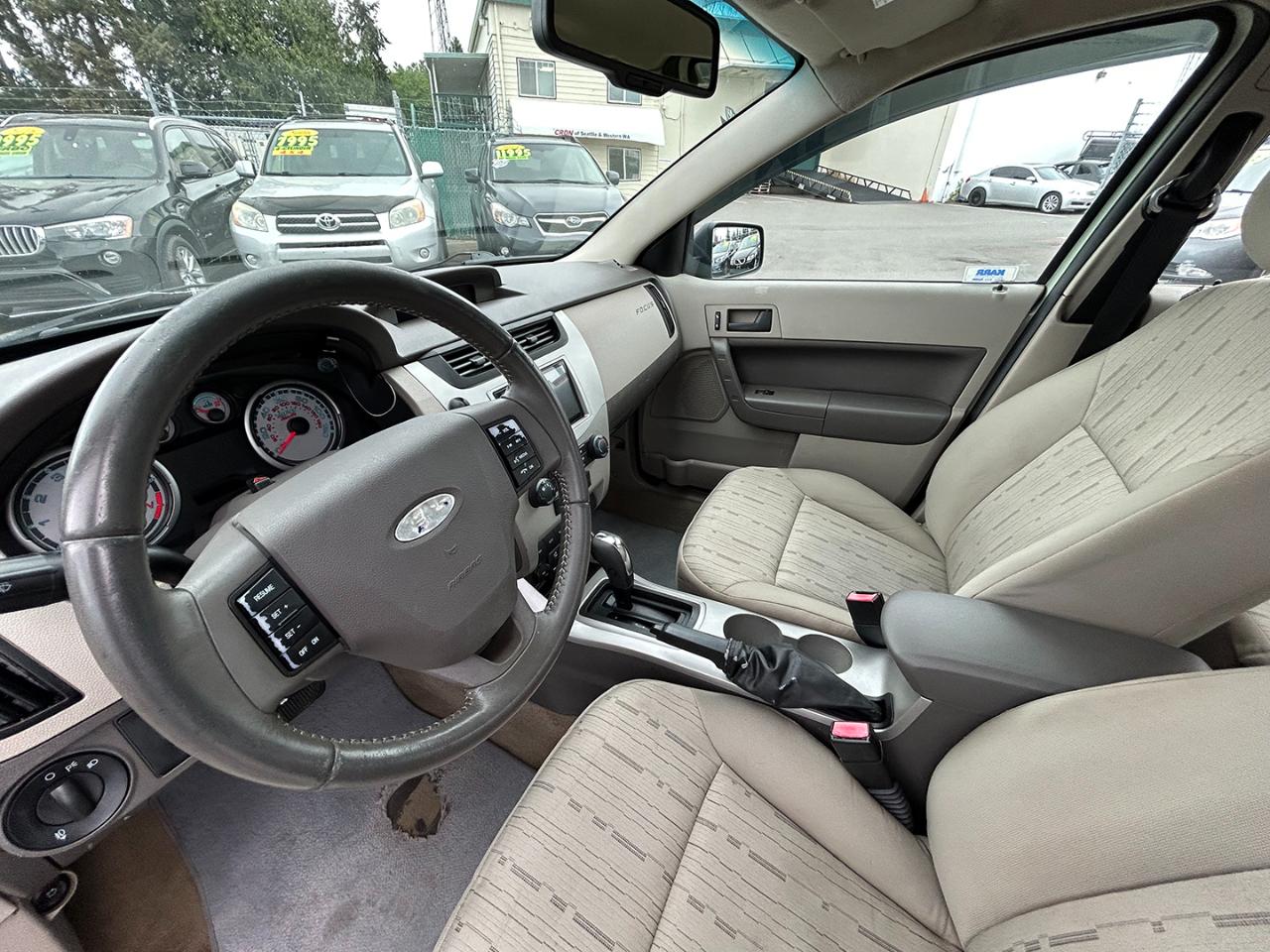 Ford Focus 4dr Sdn SE 2010