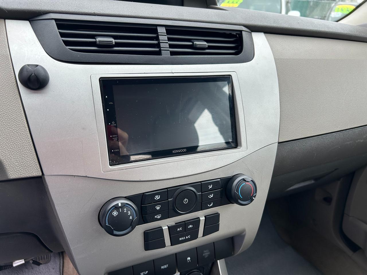 Ford Focus 4dr Sdn SE 2010