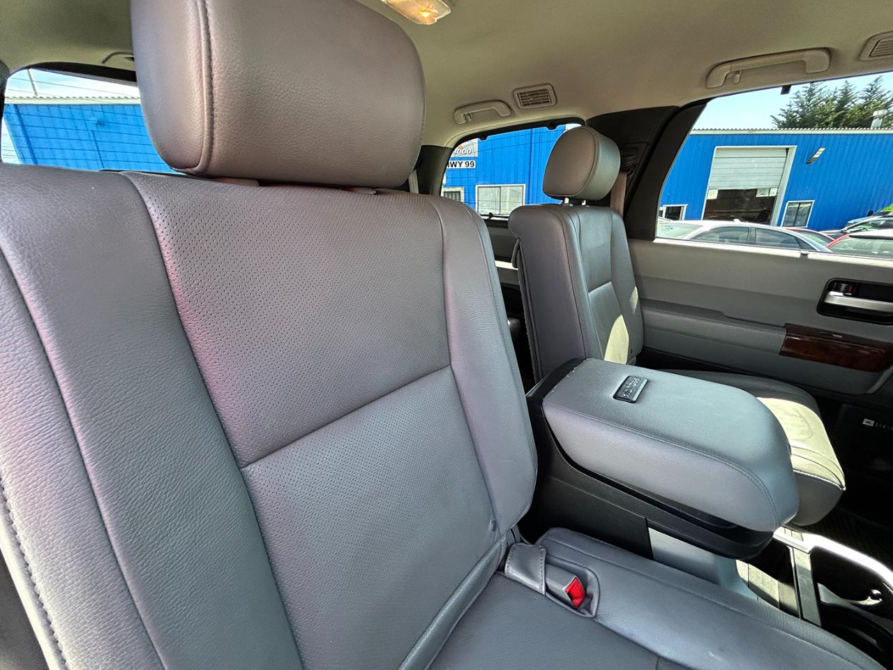 Toyota Sequoia 4WD 4dr LV8 6-Spd AT Platinum (Natl) 2008