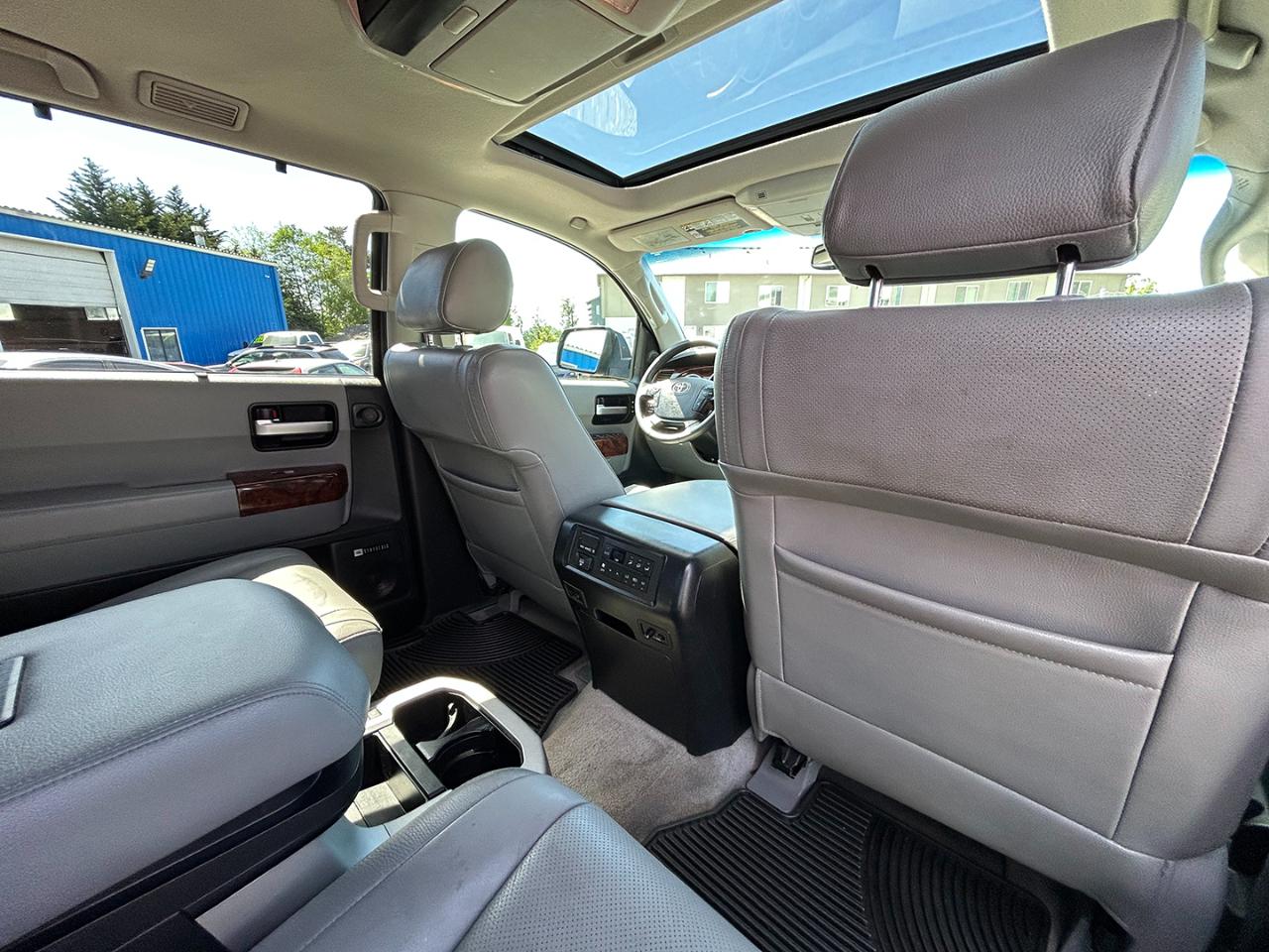 Toyota Sequoia 4WD 4dr LV8 6-Spd AT Platinum (Natl) 2008