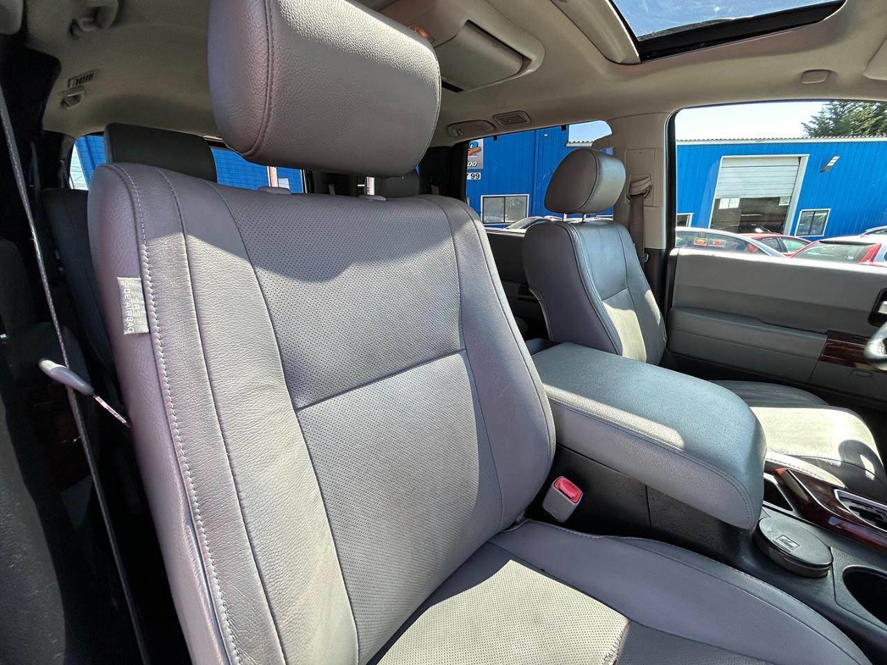 Toyota Sequoia 4WD 4dr LV8 6-Spd AT Platinum (Natl) 2008