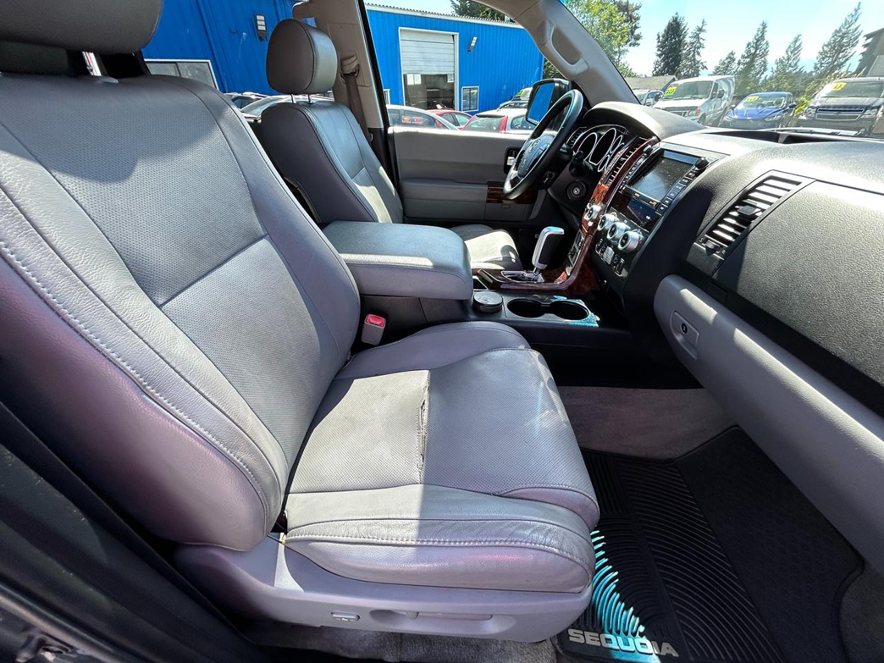 Toyota Sequoia 4WD 4dr LV8 6-Spd AT Platinum (Natl) 2008
