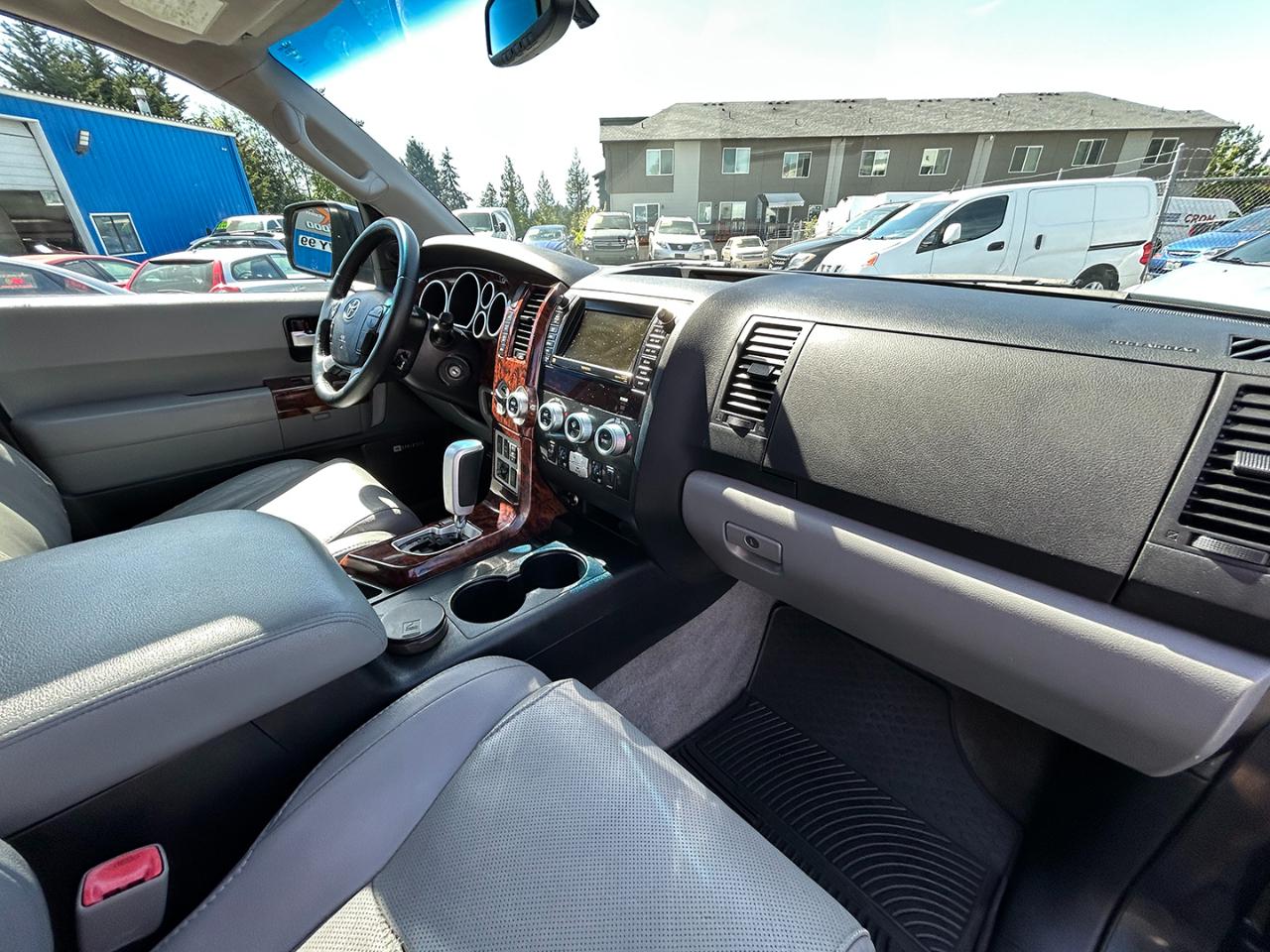 Toyota Sequoia 4WD 4dr LV8 6-Spd AT Platinum (Natl) 2008