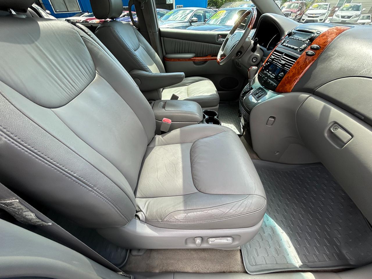 Toyota Sienna 5dr 7-Pass Van XLE AWD (Natl) 2008
