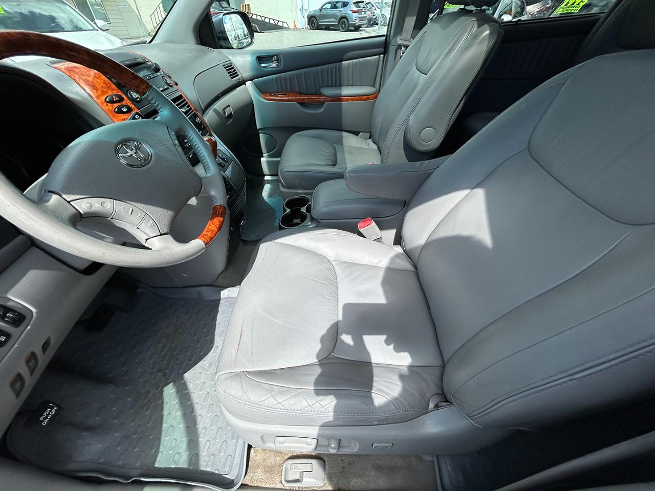 Toyota Sienna 5dr 7-Pass Van XLE AWD (Natl) 2008